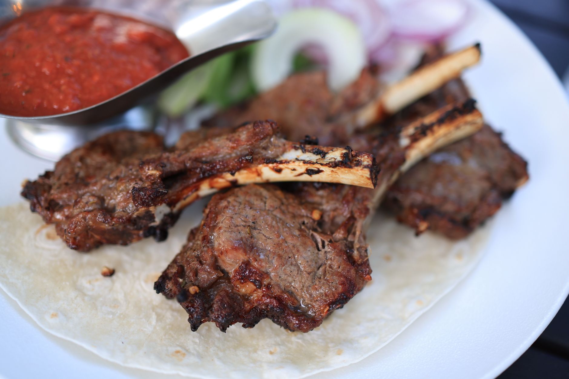 ジンギスカンはどんな味?羊肉の風味・食感・たれの影響を食肉専門店が丁寧に解説