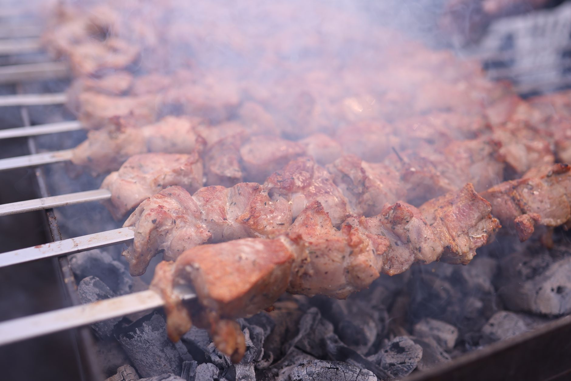 アロスティチーニとは？イタリア発祥の羊肉串焼きの特徴・作り方・日本での楽しみ方を解説