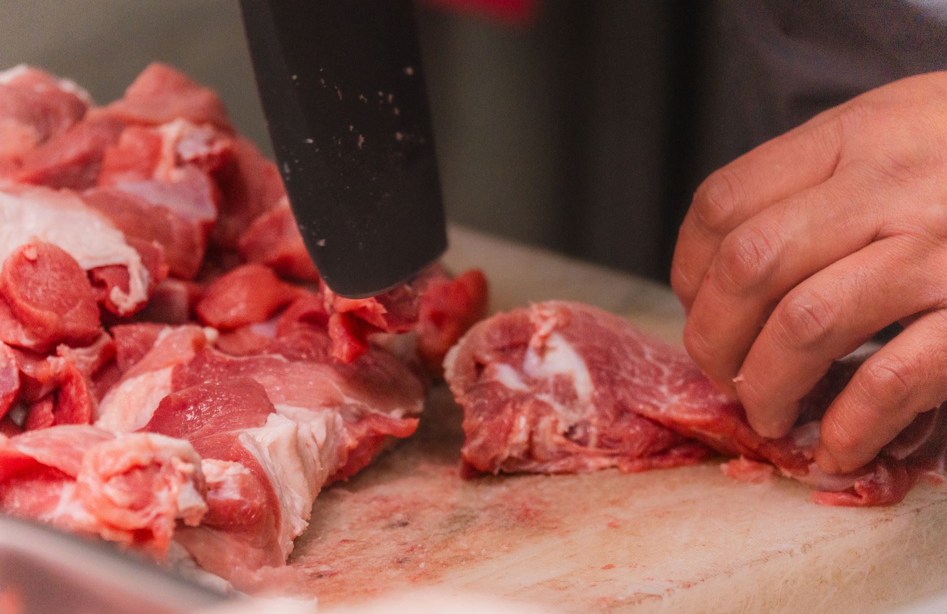 ラム肉が赤い理由とは？色で見る鮮度の見極め方を食肉専門店が解説