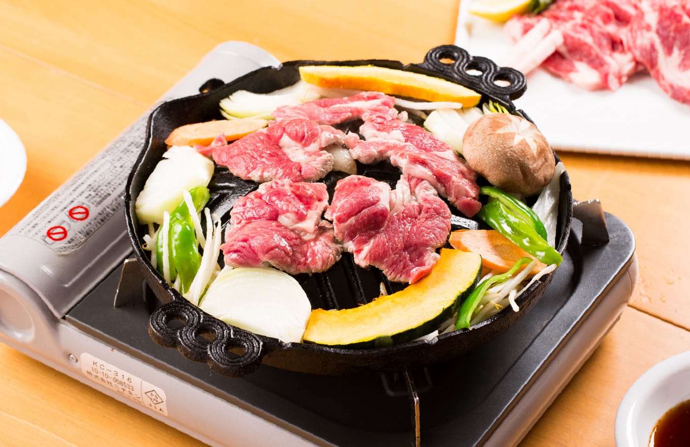 お肉を野菜以外の部分にのせます